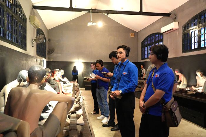 Đoàn viên, thanh niên tham quan hệ thống xà lim giam giữ khắc nghiệt tại Nhà tù Hỏa Lò