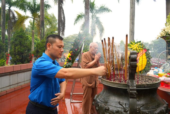 Đồng chí Vũ Tuấn Anh, Phó Bí thư Đoàn Thanh niên KTNN dâng hương, dâng hoa tưởng niệm các Anh hùng liệt sĩ 