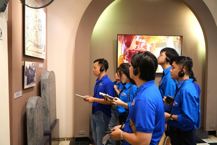 Đoàn viên, thanh niên tìm hiểu các di vật lịch sử tại Nhà tù Hỏa Lò