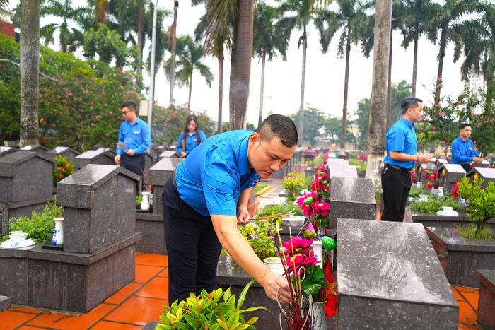 Đoàn viên, thanh niên Kiểm toán nhà nước thắp hướng tại các mộ phần liệt sĩ 