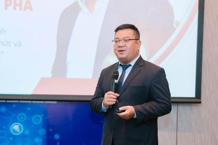 TS Vũ Việt Anh chia sẻ, khi sự việc xảy ra, điều quan trọng không phải là hỏi dồn dập mà tạo cho con cảm giác được tôn trọng, được lắng nghe.