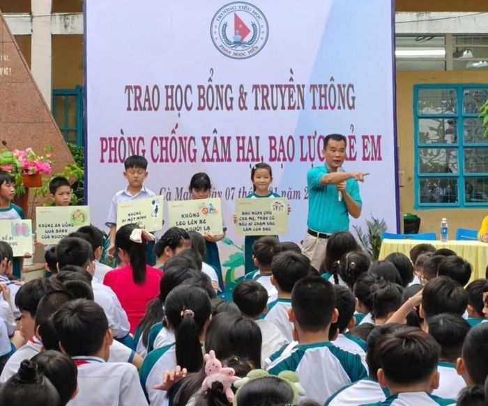 Th.S Trần Minh Hải thường xuyên tư vấn, giáo dục phòng chống bạo lực học đường cho học sinh.