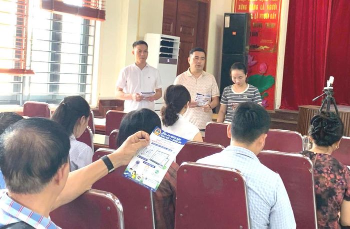 Người dân trải nghiệm ứng dụng “Hướng dẫn thiết lập hồ sơ khởi kiện trực tuyến” thông qua mã QR.