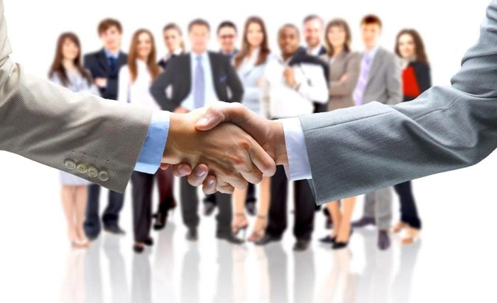 Phải thực hiện đúng quy định về tài sản góp vốn và không được đứng tên thay người khác để góp vốn vào doanh nghiệp.