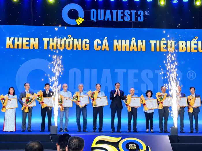 Các cá nhân tiêu biểu của QUATEST 3 vinh dự nhận Bằng khen của Bộ trưởng Bộ Khoa học và Công nghệ. 