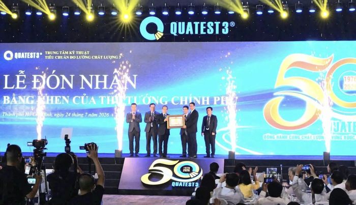 Thứ trưởng Bộ Khoa học và Công nghệ Lê Xuân Định trao Bằng khen của Thủ tướng Chính phủ cho tập thể QUATEST 3.