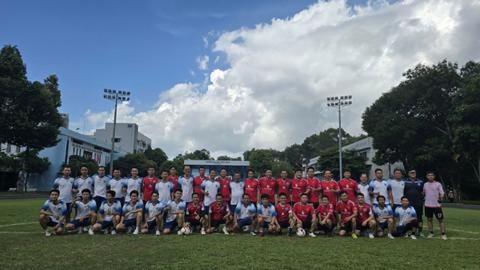 Hai đội bóng đá Công an TP.HCM và Đại học Bách khoa TP.HCM.