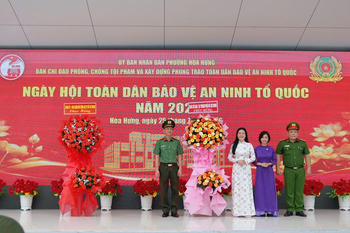 Đại tá Trần Hồng Minh, Phó Giám đốc CATP tặng lẵng hoa chúc mừng Ngày hội