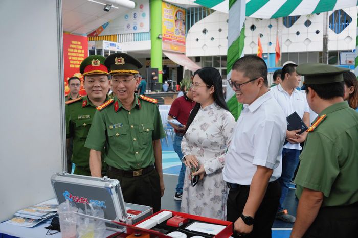 Đại tá Trần Hồng Minh, Phó Giám đốc CATP cùng các đại biểu tham quan các gian hàng tại Ngày hội