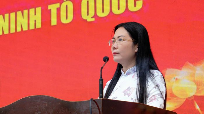 Đồng chí Lê Thị Ngọc Hiền, Chủ tịch UBND phường Hòa Hưng phát biểu