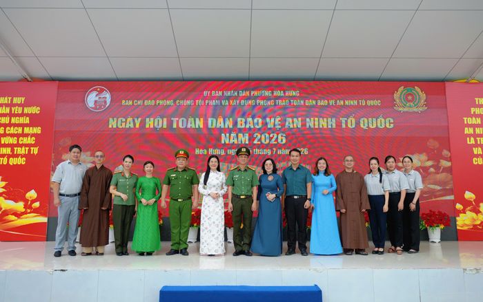 Các đại biểu chụp hình lưu niệm