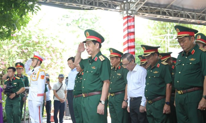  Đoàn công tác thành kính tưởng niệm, bày tỏ lòng biết ơn sâu sắc đối với những người con ưu tú của dân tộc đã anh dũng chiến đấu, hy sinh vì sự nghiệp giải phóng dân tộc, thống nhất đất nước - Ảnh: VGP/Đình Hải