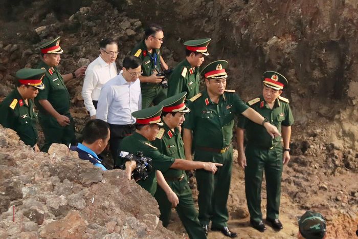 Đại tướng Phan Văn Giang kiểm tra khu vực tìm kiếm, quy tập hài cốt liệt sĩ tại Công viên Lê Thị Riêng
