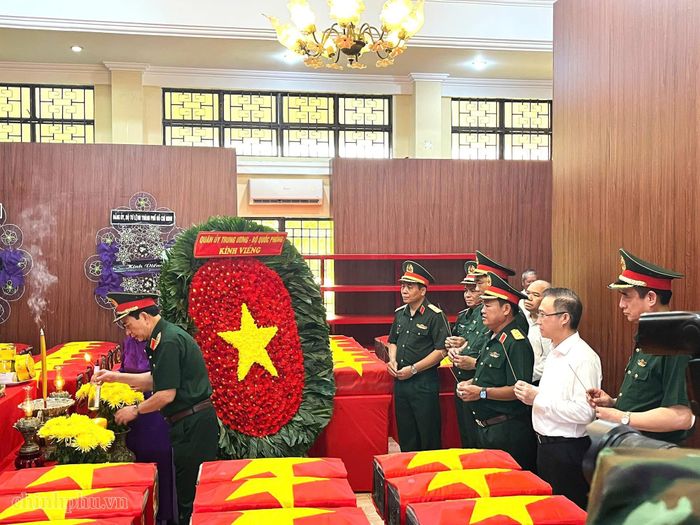  Đoàn công tác dâng hương tại Nhà quàn hài cốt liệt sĩ tại công viên Lê Thị Riêng - Ảnh: VGP/LA