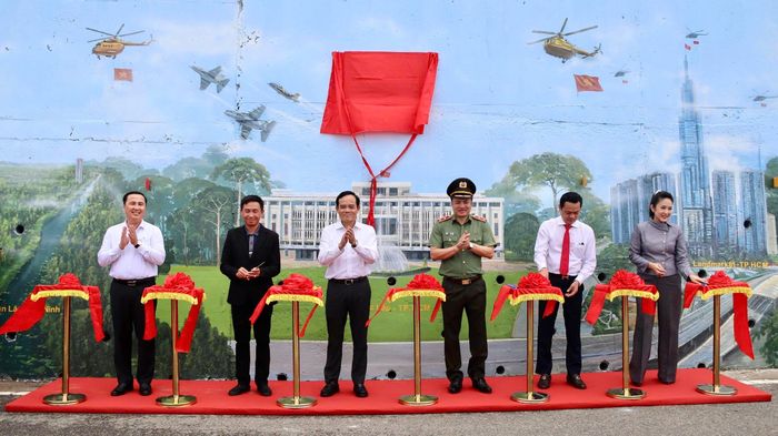 Các đồng chí lãnh đạo, đại biểu cắt băng khánh thành công trình bích họa “Việt Nam tươi đẹp” thứ 22