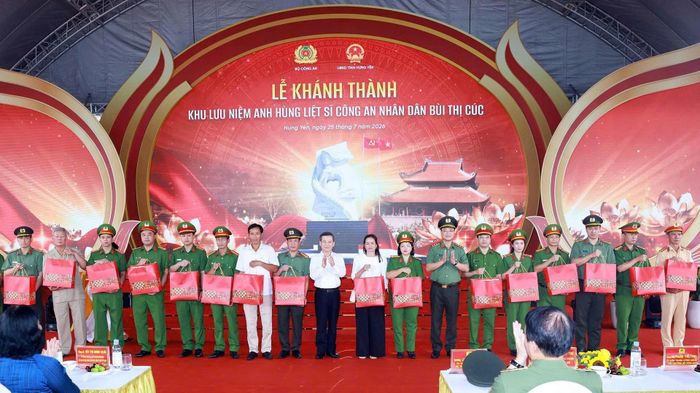 Trưởng Ban Nội chính Trung ương Lê Minh Trí và Thứ trưởng Phạm Thế Tùng trao quà tặng các thương bệnh binh, thân nhân liệt sĩ Công an tỉnh Hưng Yên