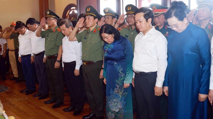 Bộ trưởng Lương Tam Quang và các đại biểu dâng hương tưởng niệm Anh hùng liệt sĩ CAND Bùi Thị Cúc