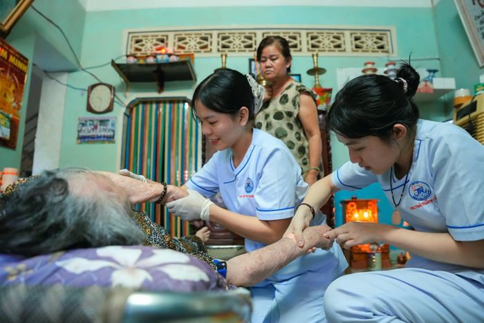 Các y, bác sĩđến tận nhà thăm khám sức khỏe đối với những trường hợp tuổi cao, sức yếu