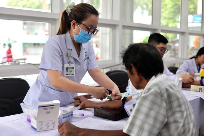 Xét nghiệm máu và khám chuyên sâu các bệnh lý