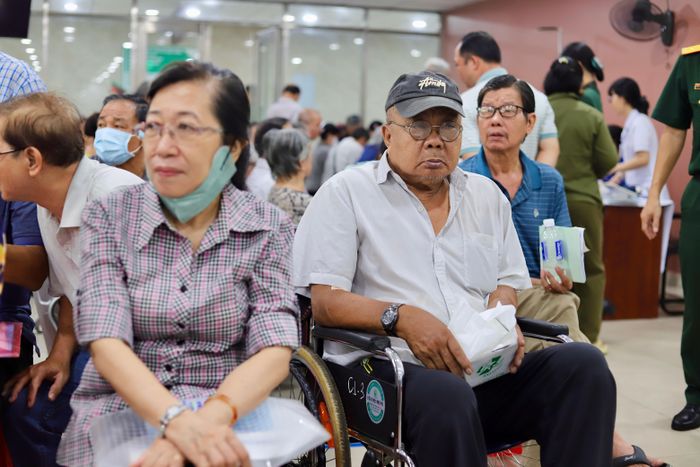 Cựu chiến binh Nguyễn Văn Phát (74 tuổi, ngụ P.Hạnh Thông) đến khám sức khỏe tại Bệnh viện 175