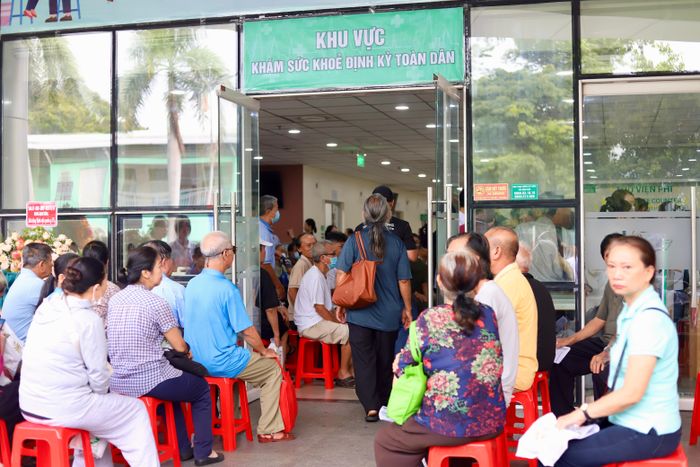 Nhiều người có công với cách mạng đã có mặt tại các điểm khám sức khỏe, chờ đến lượt được các y, bác sĩ thăm khám.