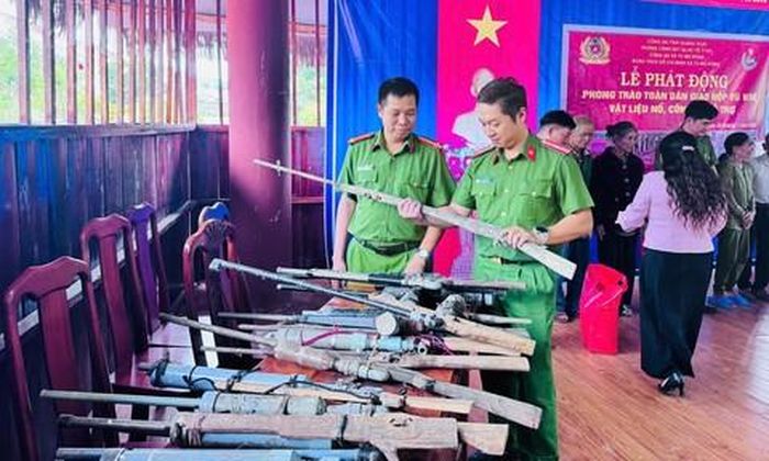 Những khẩu súng tự chế được người dân tự nguyện giao nộp.