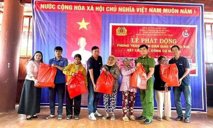 Đồng bào Xơ Đăng phấn khởi khi được lực lượng Công an tặng quà.
