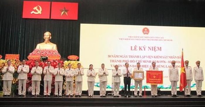 Bí thư Thành ủy TPHCM Trần Lưu Quang trao Danh hiệu Anh hùng Lao động cho tập thể lãnh đạo VKSND Thành phố.
