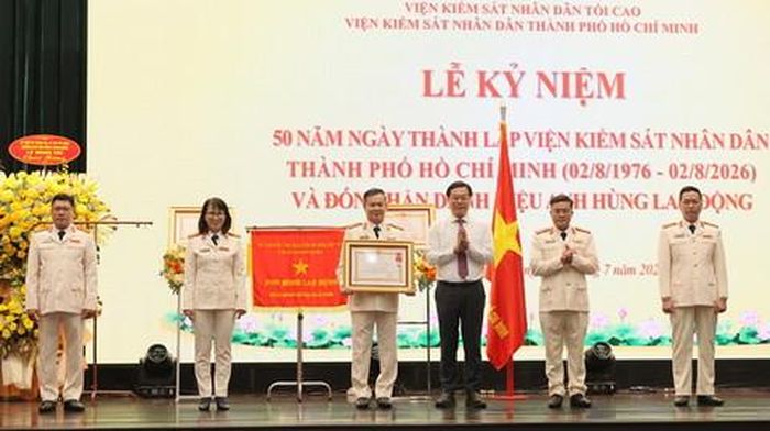 Phó Bí thư Thường trực Thành ủy TPHCM Lê Quốc Phong trao Huân chương Lao động hạng Ba cho tập thể lãnh đạo Phòng 3 - VKSND Thành phố.