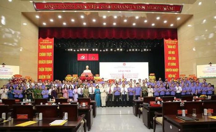 Các đại biểu chụp ảnh lưu niệm tại buổi lễ.