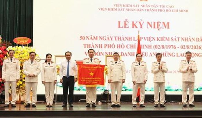 Chủ tịch UBND TP Hồ Chí Minh Nguyễn Văn Được trao Cờ truyền thống của UBND thành phố tặng tập thể lãnh đạo VKSND Thành phố.