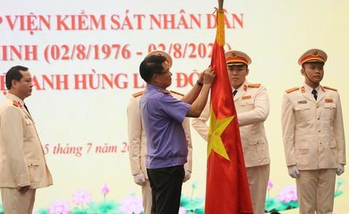 Viện trưởng VKSND tối cao Nguyễn Huy Tiến trao Huân chương Lao động hạng Nhất cho VKSND Thành phố