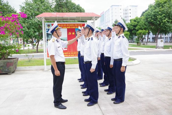 Binh nhất Nguyễn Lê Thành Triết được chỉ huy đơn vị sửa động tác chào trong giờ luyện tập điều lệnh đội ngũ.
