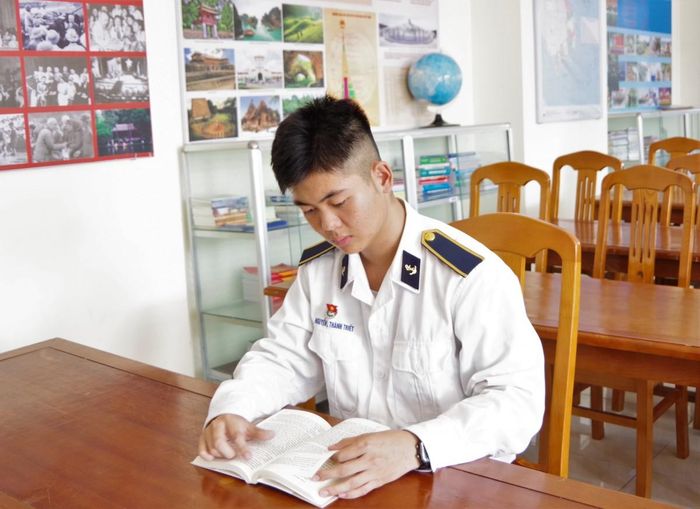 Binh nhất Nguyễn Lê Thành Triết tích cực tự học, nghiên cứu tài liệu tại đơn vị.
