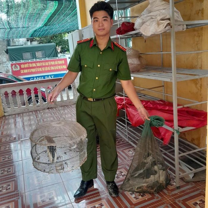 Công an xã Đông Thụy Anh tạm giữ toàn bộ 07 cá thể chim hoang dã nói trên cùng phương tiện vi phạm là 01 bộ lưới và 01 thiết bị phát âm thanh. Nguồn CA tỉnh Hưng Yên