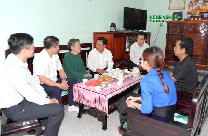 Đoàn công tác của TAND tỉnh Lâm Đồng do đồng chí Nguyễn Văn Thanh, Tỉnh ủy viên, Chánh án TAND tỉnh làm trưởng đoàn, đến thăm hỏi và trao tặng quà tri ân Mẹ Việt Nam Anh hùng Võ Thị Thanh tại thôn Văn Tâm, xã Đinh Văn Lâm Hà