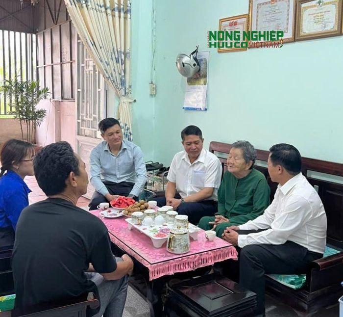 Tại gia đình Mẹ Việt Nam Anh hùng Võ Thị Thanh, đồng chí Nguyễn Văn Thanh cùng các thành viên trong đoàn công tác, ân cần thăm hỏi tình hình sức khỏe, điều kiện sinh hoạt hằng ngày và đời sống tinh thần của Mẹ