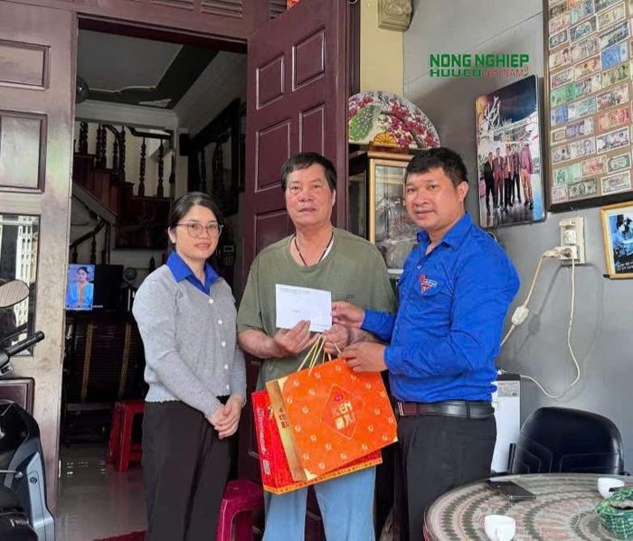 Chi đoàn TAND khu vực 3 - Lâm Đồng thăm và tặng quà cho bác Vũ Hồng Chỉnh, sinh năm 1955 ở thôn Đồng Tâm, xã Đinh Văn Lâm Hà (là Thương binh hạng 4/4 tham gia kháng chiến chống Mỹ năm 1974 và tham gia chiến dịch tại Campuchia)