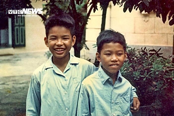  Ông Lê Chí Công và anh trai Lê Minh Chánh (đã mất năm 1993) lúc đã tập kết ra Bắc, ảnh do ông Phạm Hùng chụp. (Ảnh: NVCC)