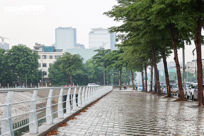 Những dãy quán ăn, quán bia và quán cà phê tạm bợ từng bám dọc hành lang dự án đã được tháo dỡ hoàn toàn, nhường chỗ cho không gian đô thị thông thoáng, sạch đẹp và đồng bộ.