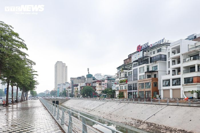 Sau nhiều tháng thi công khẩn trương, các hạng mục trên đường Xuân Tảo cơ bản hoàn thành, tạo nên diện mạo hoàn toàn mới cho tuyến phố.
