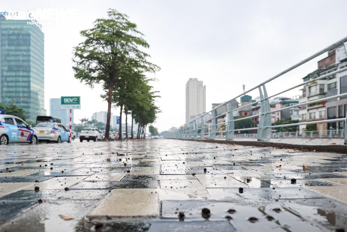 Kết hợp với hệ thống vỉa hè rộng rãi được lát đá đồng bộ, tuyến đường tạo không gian thuận tiện để người dân đi bộ, tập thể dục, đồng thời là nơi vui chơi, đạp xe an toàn cho trẻ em.
