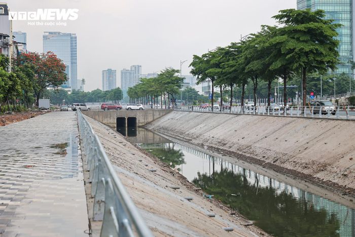 Hiệu quả của dự án nhanh chóng được kiểm chứng. Từ đầu tháng 5/2026 đến nay, dù Hà Nội liên tiếp có mưa lớn, đường Xuân Tảo không còn ngập úng như trước. Hệ thống mương mới giúp nước mưa tiêu thoát nhanh, bảo đảm giao thông thông suốt và sinh hoạt của người dân.