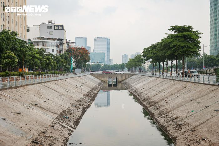 Hệ thống mương tiêu thoát nước được xây dựng kiên cố, chạy dọc toàn tuyến.