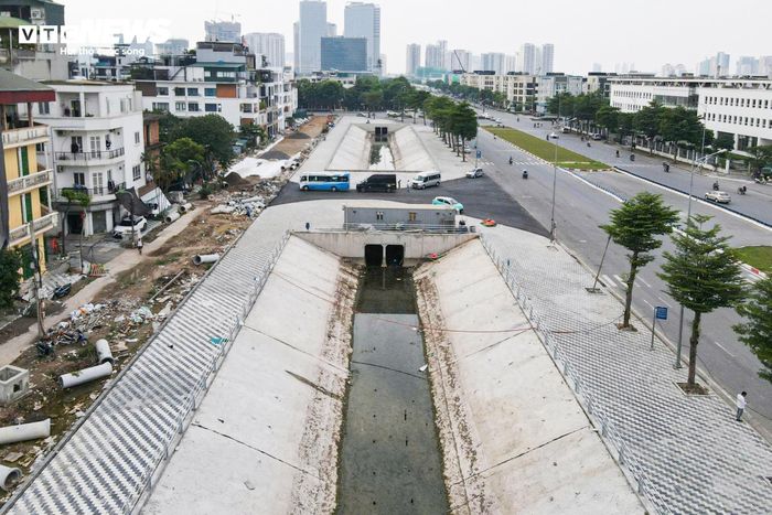 Bước ngoặt của tuyến đường đến vào cuối tháng 2/2026, khi UBND phường Nghĩa Đô đồng loạt triển khai các biện pháp xử lý vi phạm trật tự xây dựng. Chính quyền địa phương cũng vận động các hộ kinh doanh, tổ chức và cá nhân chấp hành quyết định buộc khắc phục hậu quả đối với những công trình lấn chiếm trong phạm vi dự án.