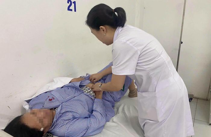 Bác sĩ khoa Nội Thận Khớp khám cho người bệnh (Ảnh: BVCC)