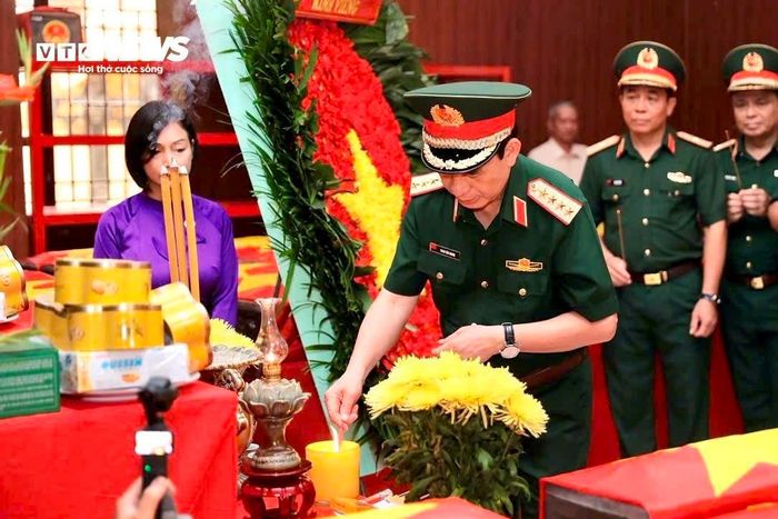Đại tướng Phan Văn Giang dâng hương tại Nhà quàn hài cốt liệt sĩ. 