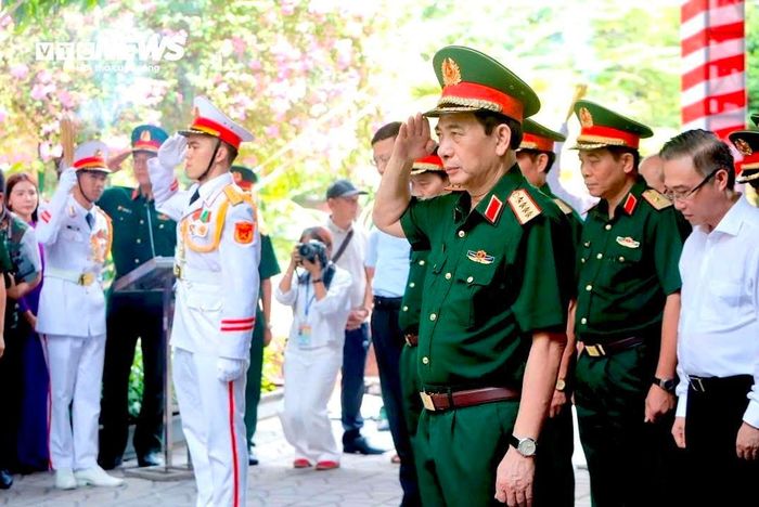 Đoàn dâng hương tại Bia tưởng niệm Cố Tổng Bí thư Trần Phú.