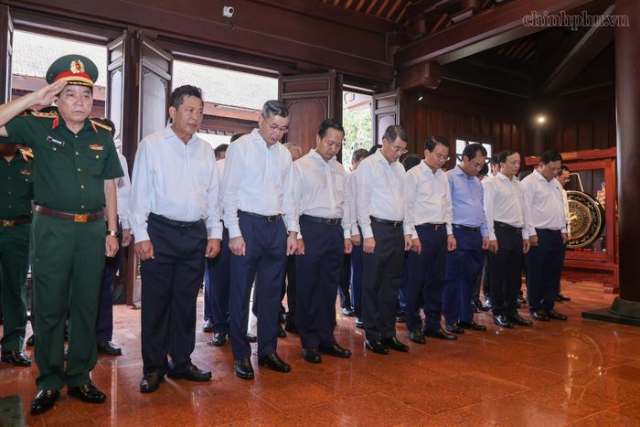 Thủ tướng và đoàn công tác tưởng nhớ sự hy sinh to lớn của các chiến sĩ Quân đội Nhân dân Việt Nam tại Đền thờ Liệt sĩ Chiến trường Điện Biên Phủ. (Ảnh: VGP)