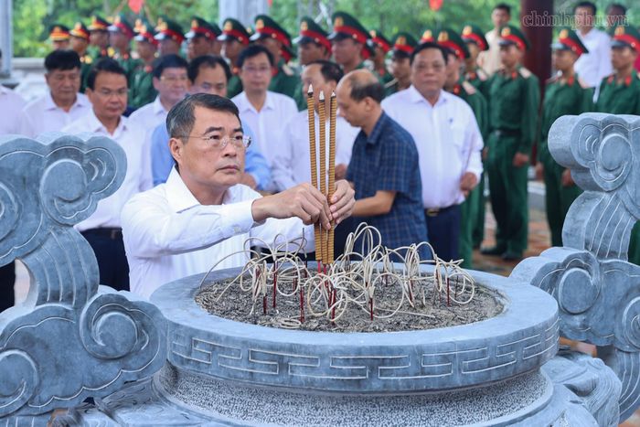 Thủ tướng Lê Minh Hưng dâng hương tại Nhà tưởng niệm Chủ tịch Hồ Chí Minh (Di tích Đồi E2). (Ảnh: VGP)